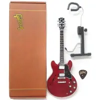 Figure - 1/4 Miniature Guitar