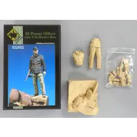 Figure - Garage Kit - Resin Cast Assembly Kit - YOUNG miniatures (SS Panzer Officer with T-34 Mantlet Base 1/20 レジンキャストキット)