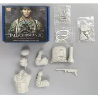 Figure - Garage Kit - Resin Cast Assembly Kit - Bust Line Series