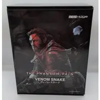 mensHdge technical statue - Venom / Solid Snake